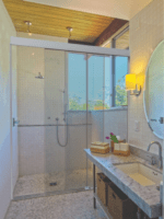 Box de banheiro em vidro temperado de 08mm incolor, box Transfer BT3 de correr com 3 folhas, sendo uma fixa e duas de correr.