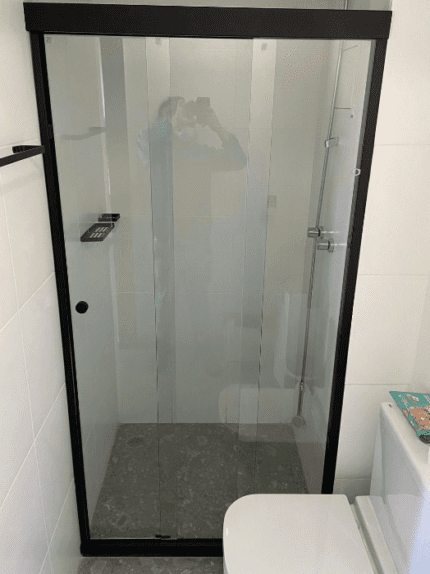 Box de banheiro em vidro temperado de 08mm incolor, box Transfer BT3 de correr com 3 folhas, sendo uma fixa e duas de correr com estrutura metálica na cor preta