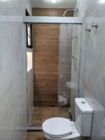 Box de banheiro em vidro temperado de 08mm incolor, box Transfer BT3 de correr com 3 folhas, sendo uma fixa e duas de correr.