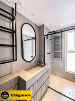 Box Elegance de vidro temperado incolor com estrutura metálica e roldanas aparentes na cor preta, sendo 1 folha fixa e 1 porta de correr.