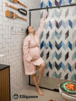 Box Elegance de vidro temperado incolor com estrutura metálica e roldanas aparentes na cor preta, sendo 1 folha fixa e 1 porta de correr.