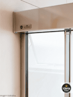 Box Nobre com amortecedor, com uma folha fixa e uma folha de correr, vidro temperado incolor com 08mm de espessura e kit reto de alumínio na cor Cromado, close no trilho superior e puxador asa.