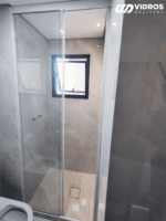 BOX DE VIDRO TEMPERADO INCOLOR COM KIT RETO BRANCO E PUXADOR ASA LINEAR.