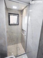 BOX DE VIDRO TEMPERADO INCOLOR COM KIT RETO BRANCO E PUXADOR ASA LINEAR.