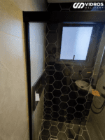 Box de correr vidro temperado incolor, puxador asa e kit reto na cor preto.