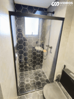 Box de correr vidro temperado incolor, puxador asa e kit reto na cor preto.