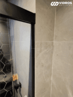 Box de correr vidro temperado incolor, puxador asa e kit reto na cor preto.