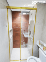 Box de banheiro com vidro temperado 08mm incolor, kit reto dourado, com puxador linear tipo asa.