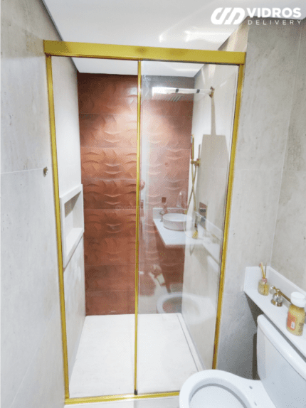 Box de banheiro com vidro temperado 08mm incolor, kit reto dourado, com puxador linear tipo asa.