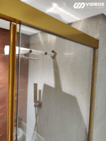 Box de banheiro com vidro temperado 08mm incolor, kit reto dourado, com puxador linear tipo asa.