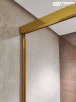 Box de banheiro com vidro temperado 08mm incolor, kit reto dourado, com puxador linear tipo asa.