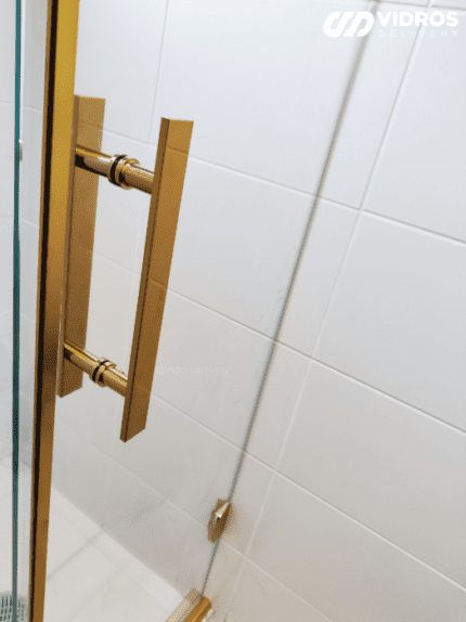 Box de banheiro de vidro temperado incolor, com kit reto dourado e puxador H barra chata.