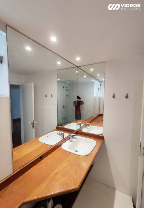 Espelho em L instalado em banheiro